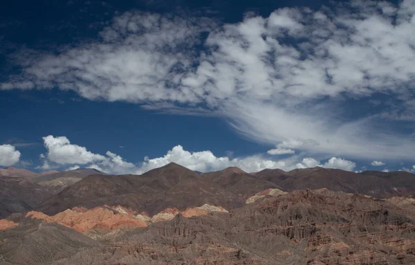 雲と風光明媚な青空の下で美しい山々のパノラマビュー — ストック写真
