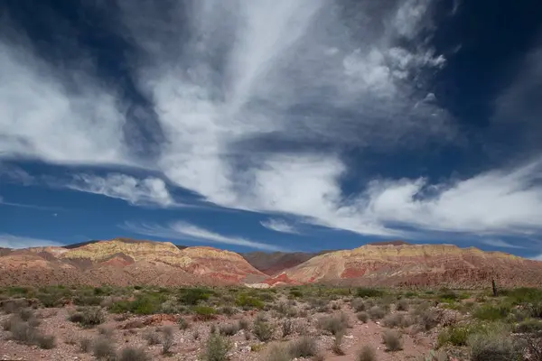 Widok Panoramy Pięknych Gór Pod Malowniczym Błękitnym Niebem Chmurami — Zdjęcie stockowe