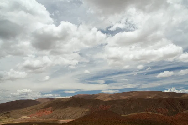 砂漠の風景 美しい曇りの空の下で茶色の乾燥した山々と谷の空中ビュー — ストック写真