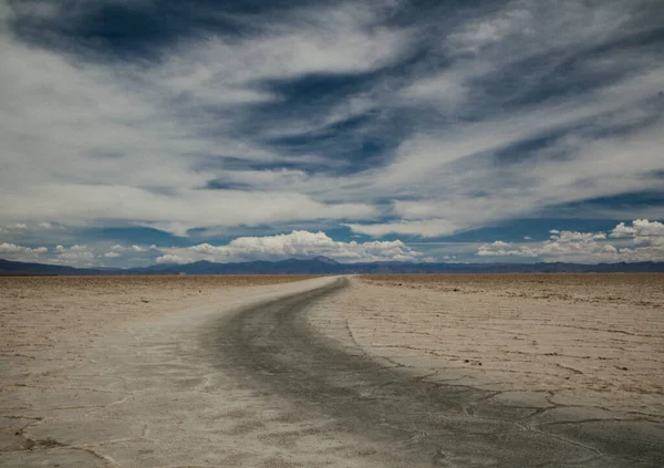 Üres Földút Elhagyatott Természetes Sómentes Sivatag Mentén Gyönyörű Drámai Égbolt — Stock Fotó