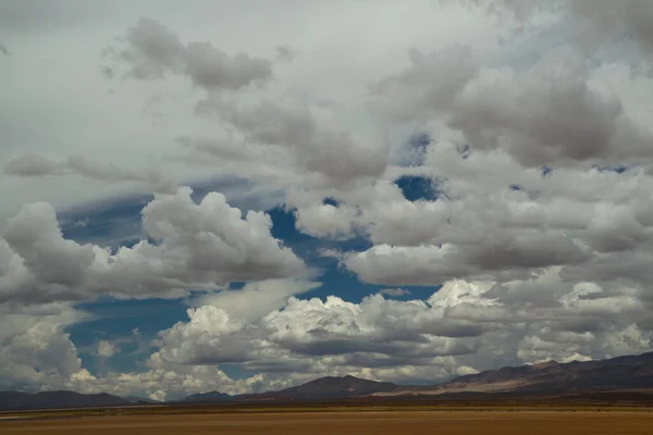 Panorama Uitzicht Prachtige Bergen Onder Schilderachtige Blauwe Lucht Met Wolken — Stockfoto