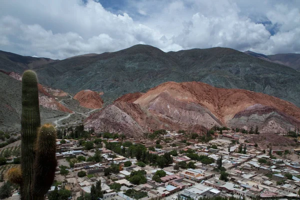 Purmamarca kasabasının panorama manzarası ve Jujuy, Arjantin 'deki Seven Colors Hill
