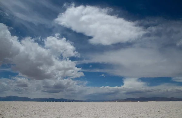 美しい雲と劇的な空の下で自然の塩のフラット 白塩田の魔法の景色 水平線と壮大な空9Nサリナスグランド アルゼンチン — ストック写真