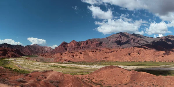 沙漠景观 地质学 在阿根廷萨尔塔 美丽的绿色山谷被红峡谷环绕着 这条峡谷叫做 三个十字路口 蓝天下的群山环绕着 — 图库照片
