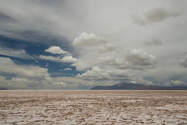 白い砂漠 美しい空の下で塩のフラットと山の景色 — ストック写真