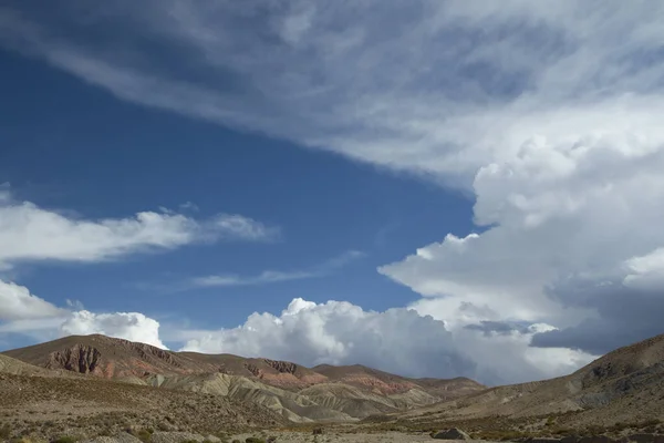 雲と風光明媚な青空の下で美しい山々のパノラマビュー — ストック写真