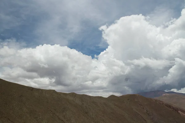 Panorama Vista Belas Montanhas Sob Céu Azul Cênico Com Nuvens — Fotografia de Stock