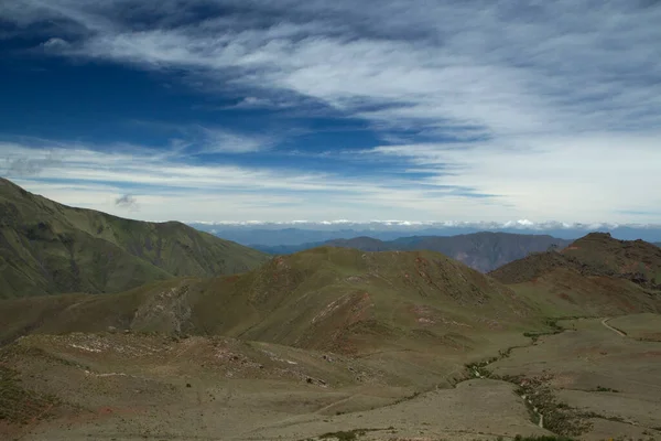 Вид Красивые Горы Живописным Голубым Небом Облаками — стоковое фото