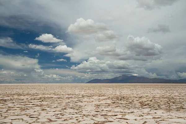 Prachtig Uitzicht Woestijn Heuvels Aan Horizon Wolken Blauwe Lucht — Stockfoto