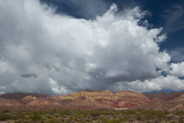 Wolkenlandschaft Den Bergen Blick Auf Die Trockene Wüste Und Bunte — Stockfoto