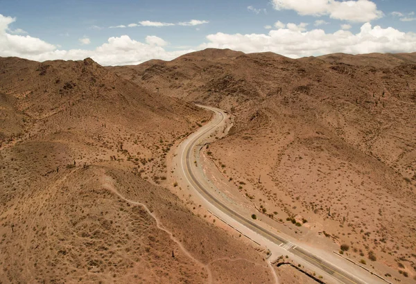 Auszeit Wüstenstraße Luftaufnahme Der Asphaltstraße Durch Die Trockene Wüste Und — Stockfoto
