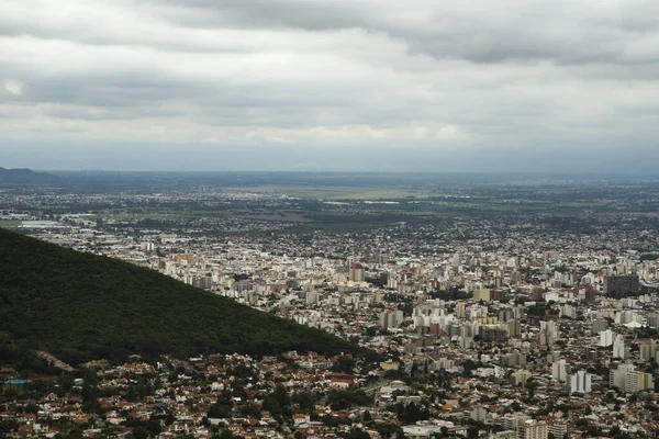 남아메리카의 도시들 기슭에 살타라는 도시를 공중에서 내려다본 — 스톡 사진