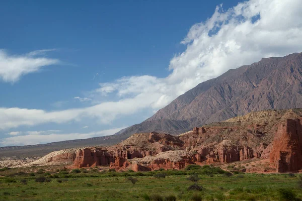 Geologie Panoramablick Auf Das Tal Wiesen Berge Rote Felsen Und — Stockfoto