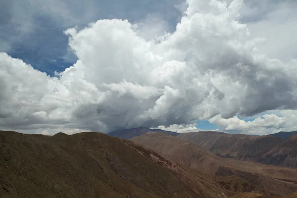 Panorama Vista Belas Montanhas Sob Céu Azul Cênico Com Nuvens — Fotografia de Stock