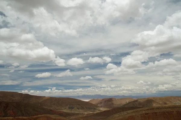 沙漠景观 美丽多云的天空下的褐色干旱的山脉和山谷的空中景观 — 图库照片