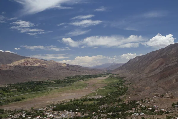 Idylická Krajina Krásnou Oblohou Panorama Pohled Rokli Humahuaca Hnědé Hory — Stock fotografie