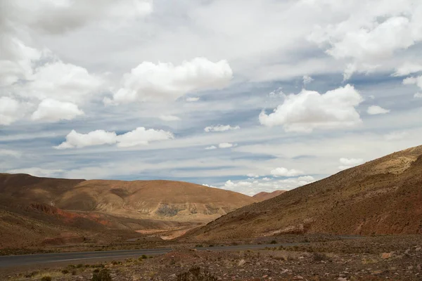 Cestování Silnici Vysoko Horách Pod Krásnou Zamračenou Oblohou — Stock fotografie
