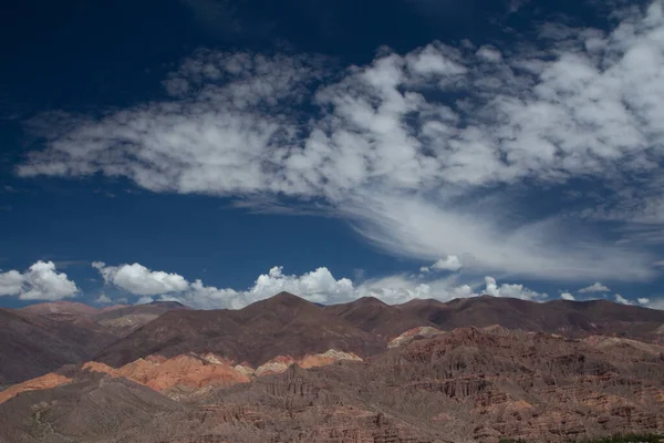 安第斯山脉 阿根廷胡胡胡伊州提尔卡拉蓝天下的岩石群山和Humahuaca峡谷迷人的景色 — 图库照片