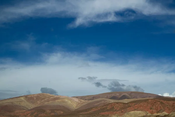 迷人的干旱沙漠景色 五彩斑斓的山谷 砂岩和美丽天空下的岩石山 — 图库照片