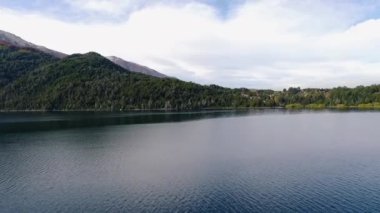 Patagonya manzarası. Çam ağaçları ormanının ve Villa la Angostura, Neuqun, Arjantin 'deki Correntoso gölünün hava manzarası..