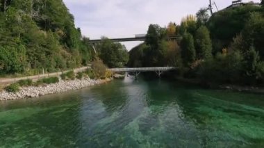 Huzurlu bir manzara. Köprüsü, ormanı ve dağları olan güzel nehrin manzarası.