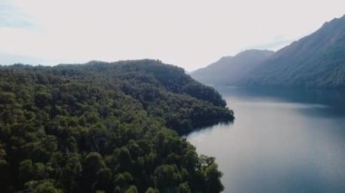 Huzurlu bir manzara. Sakin göl, orman ve dağların manzarası. 