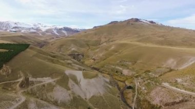 Sonbaharda Alp manzarası. Sarı çayır manzarası, altın vadi, Patagonya 'da karlı zirvesi olan dağlar..