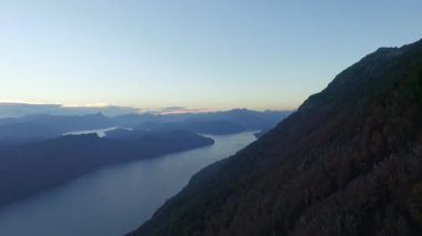 Huzurlu bir manzara. Sakin göl, orman ve dağların manzarası. 
