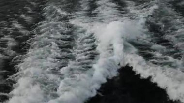 Yolculuk. Günbatımında Nahuel Huapi Gölü 'nden geçen yatın bıraktığı su izinin görüntüsü.. 