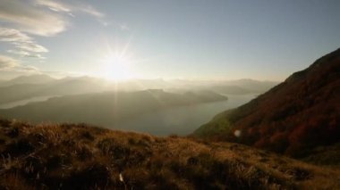 Huzurlu bir manzara. Sakin göl, orman ve dağların manzarası. 