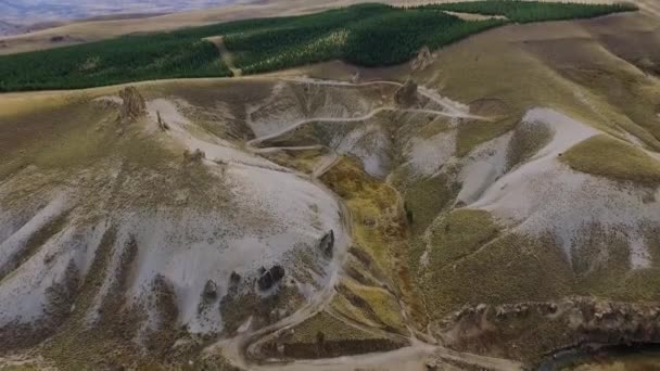 Ερημότοπο Αεροφωτογραφία Του Χωματόδρομου Κατά Μήκος Των Βραχωδών Βουνών Και — Αρχείο Βίντεο