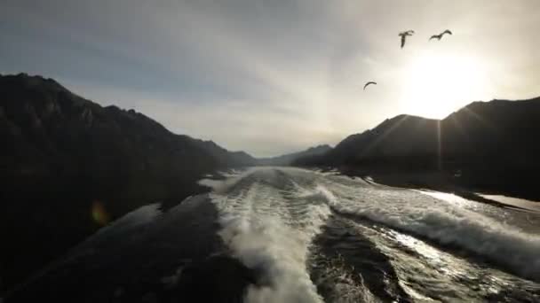 Yolculuk Günbatımında Nahuel Huapi Gölü Nden Geçen Yatın Bıraktığı Izinin — Stok video