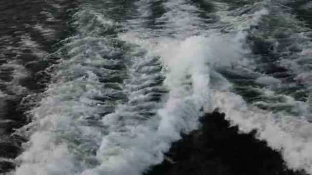 Viagem Vista Trilha Aquática Deixada Pelo Iate Que Navega Lago — Vídeo de Stock