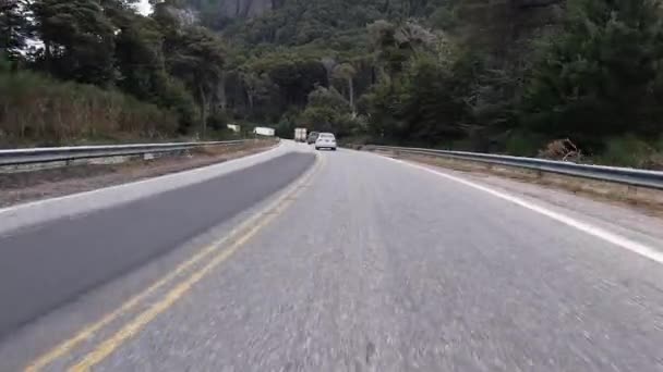 在多云的天气里 一辆汽车沿着柏油路穿过森林和山区 — 图库视频影像
