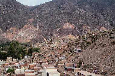 Din ve kültür. Maimar, Jujuy, Arjantin 'deki And Dağları' ndaki antik mezarlık. Tepe boyunca renkli kayalık vadi ve mezar taşları.