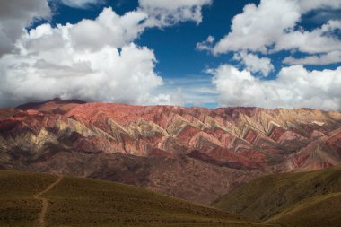 Jeoloji. Vadi ve renkli dağlar. Hornocal 'ın havadan görünüşü, renkleri, dokusu ve vadisi, güzel bir gökyüzünün altında..