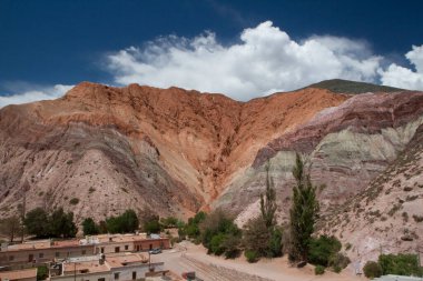 Purmamarca, Jujuy, Arjantin 'in popüler Seven Colony Hill' i. Renkli mineral, kayalık dağlar ve altiplano çölü manzarası.
