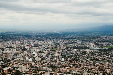 Şehir dokusu ve deseni. Bulutlu bir gökyüzünün altındaki şehir binalarının hava manzarası. 