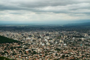 Şehir dokusu. Başkent Salta 'nın dağlardaki havadan görünüşü. 