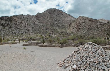 Antik mimari. Quilmes Aborjin taş şehri ve dağlardaki tahkimat kalıntıları. İnka nüfuzlu inşaat.