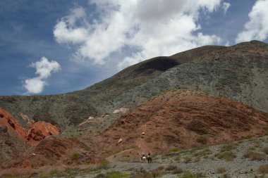 Manzaralı dağlar ve kayalarla dolu güzel bir manzara.