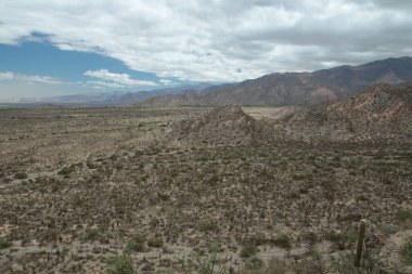 Kültür bir miras. Antik Quilmes yerlilerinin kurak çölünün manzarası dağlardaki harabeler.. 