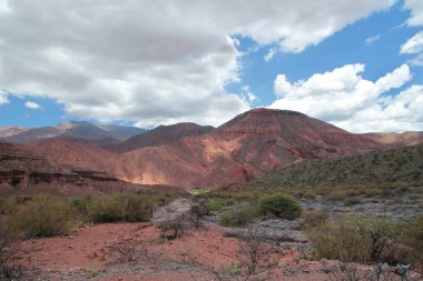 Manzaralı bulutlu mavi gökyüzünün altındaki güzel dağların manzarası.      