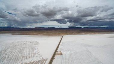 Tuz madenleri. Doğal tuz düzlüğü ve rafinerisi boyunca rotanın havadan görünüşü.