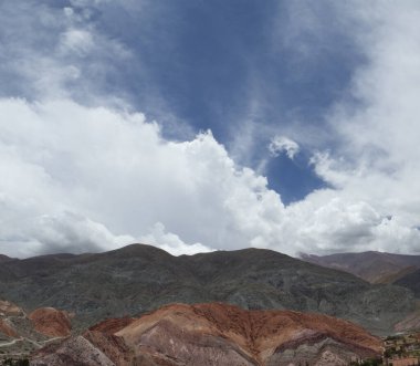 Purmamarca, Jujuy, Arjantin 'deki popüler Seven Color Hill' in hava manzarası. Güzel tepe dokusu ve görkemli gökyüzünün altında farklı mineral renkleri..