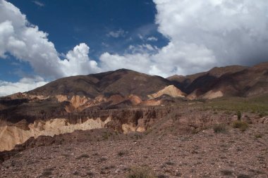 Kordillera 'nın yüksek volkanik manzarası. Kayalık dağların manzarası, kurak arazi ve güzel bir gökyüzünün altındaki turuncu mineral kayalıkları.. 
