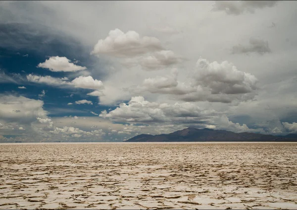 Witte Woestijn Zicht Zoutvlaktes Bergen Onder Een Prachtige Hemel — Stockfoto