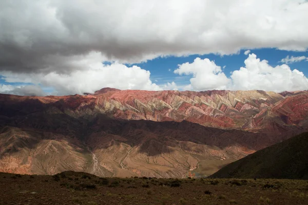 Vista Montanha Colorida Vale Prado Sob Céu Dramático Hornocal Jujuy — Fotografia de Stock