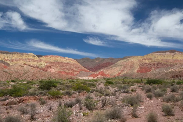 Пустынный Фон Вид Пустыню Разноцветные Горы Голубым Небом — стоковое фото