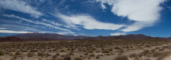 Опустошенный Пейзаж Вид Пустыню Песок Горы Красивым Голубым Небом Облаками — стоковое фото